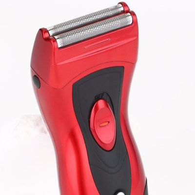 Barbear-se de forma próxima e confortável com uma máquina de barbear elétrica para homens a bateria