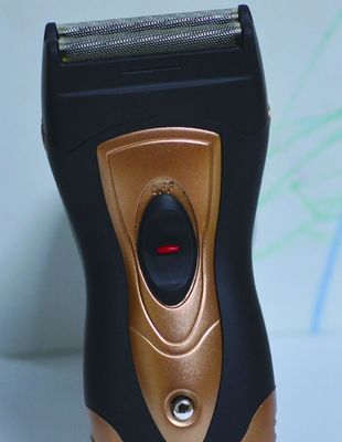 Barbear-se de forma próxima e confortável com uma máquina de barbear elétrica para homens a bateria